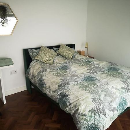 Stylish Apartment In Horsham With Parking And Own Entrance المظهر الخارجي الصورة