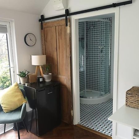 Stylish Apartment In Horsham With Parking And Own Entrance المظهر الخارجي الصورة