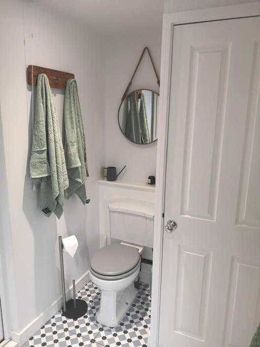 Stylish Apartment In Horsham With Parking And Own Entrance المظهر الخارجي الصورة