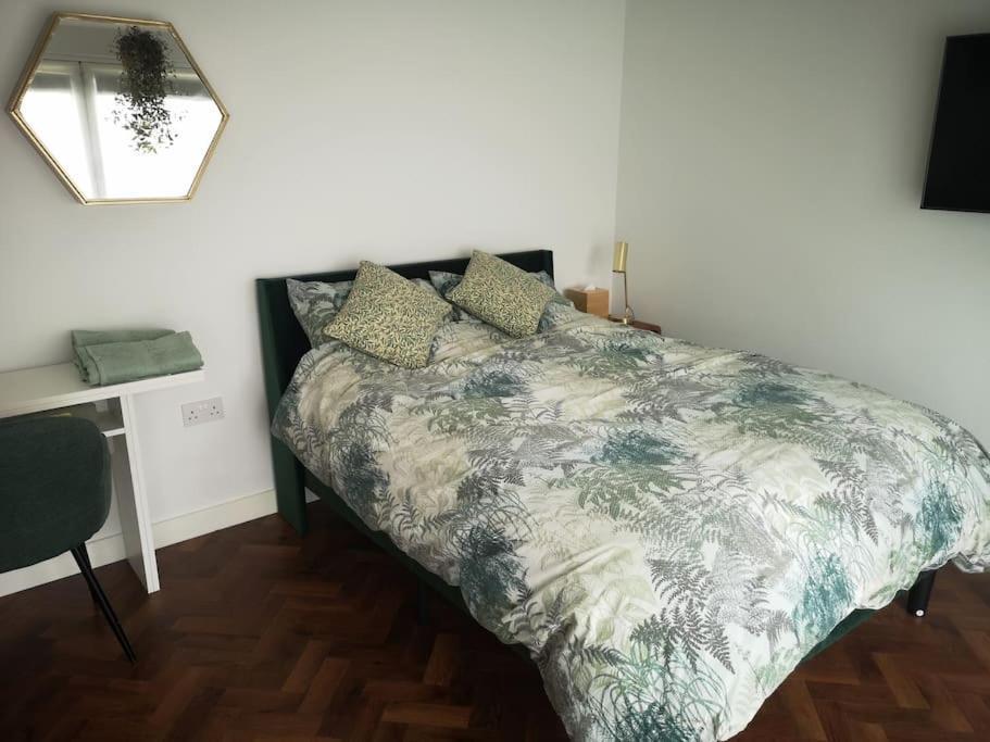 Stylish Apartment In Horsham With Parking And Own Entrance المظهر الخارجي الصورة