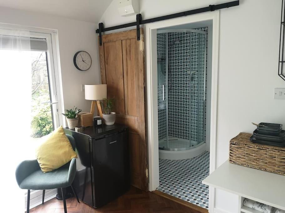Stylish Apartment In Horsham With Parking And Own Entrance المظهر الخارجي الصورة