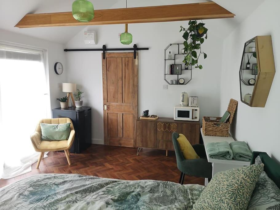 Stylish Apartment In Horsham With Parking And Own Entrance المظهر الخارجي الصورة
