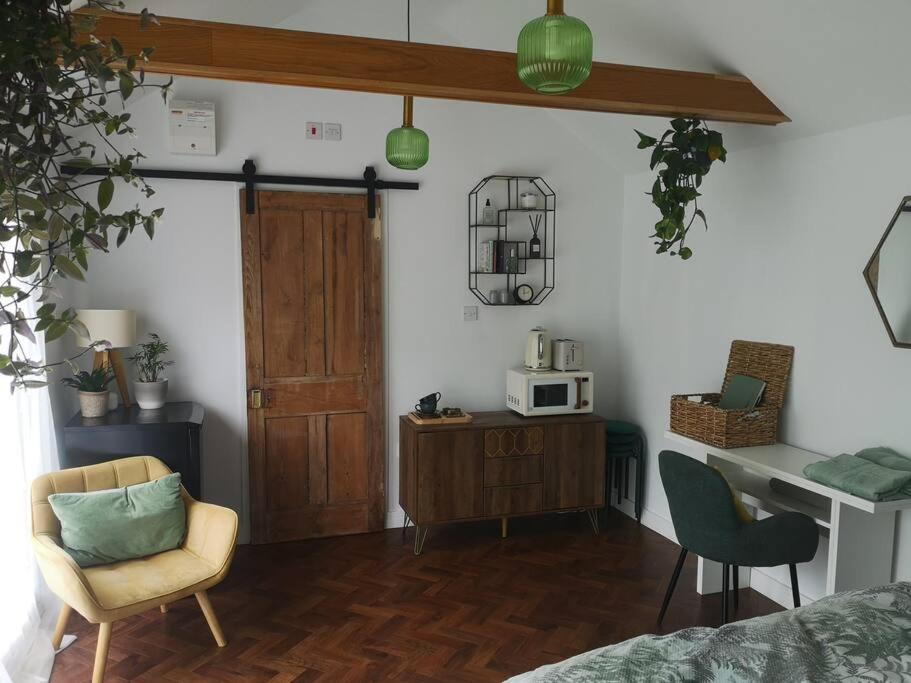 Stylish Apartment In Horsham With Parking And Own Entrance المظهر الخارجي الصورة